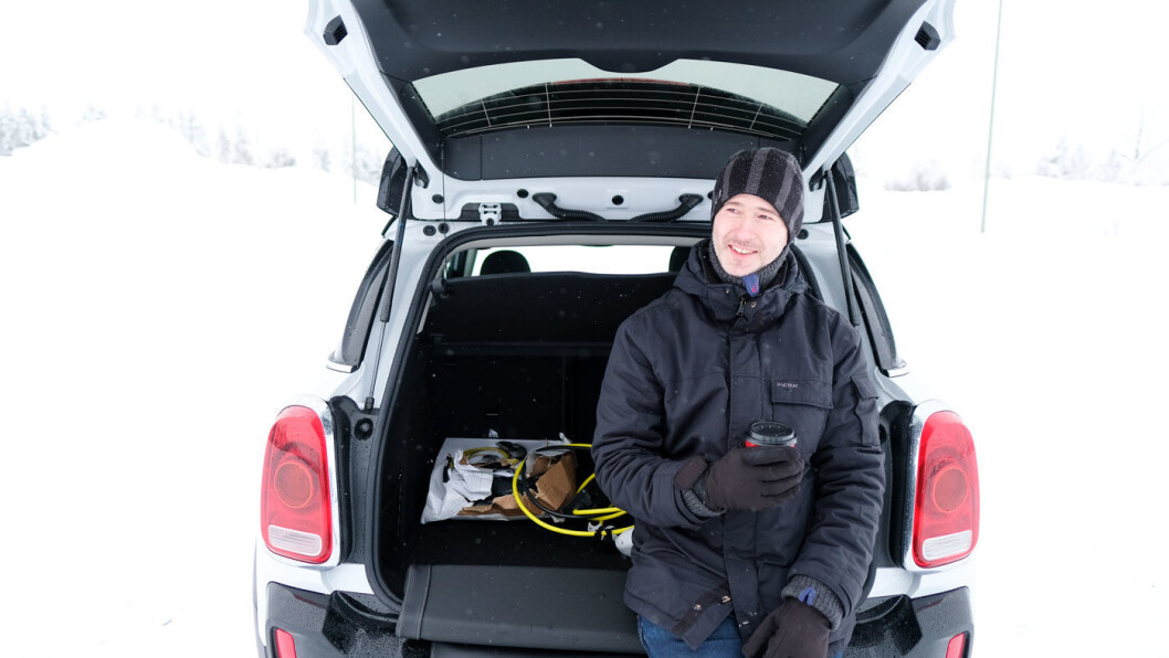 FORNØYD: Mini Countryman får fram smilet hos mange, også hos vår biltester Tom Andre Nilsen. FORNØYD: Mini Countryman får fram smilet hos mange, også hos vår biltester Tom Andre Nilsen.