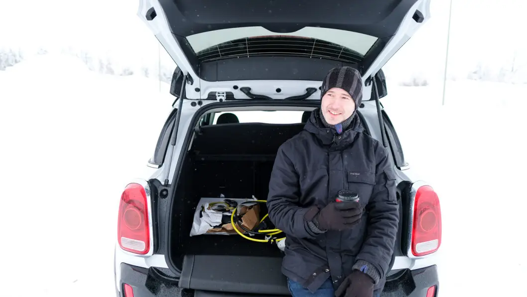 FORNØYD: Mini Countryman får fram smilet hos mange, også hos vår biltester Tom Andre Nilsen. FORNØYD: Mini Countryman får fram smilet hos mange, også hos vår biltester Tom Andre Nilsen.
