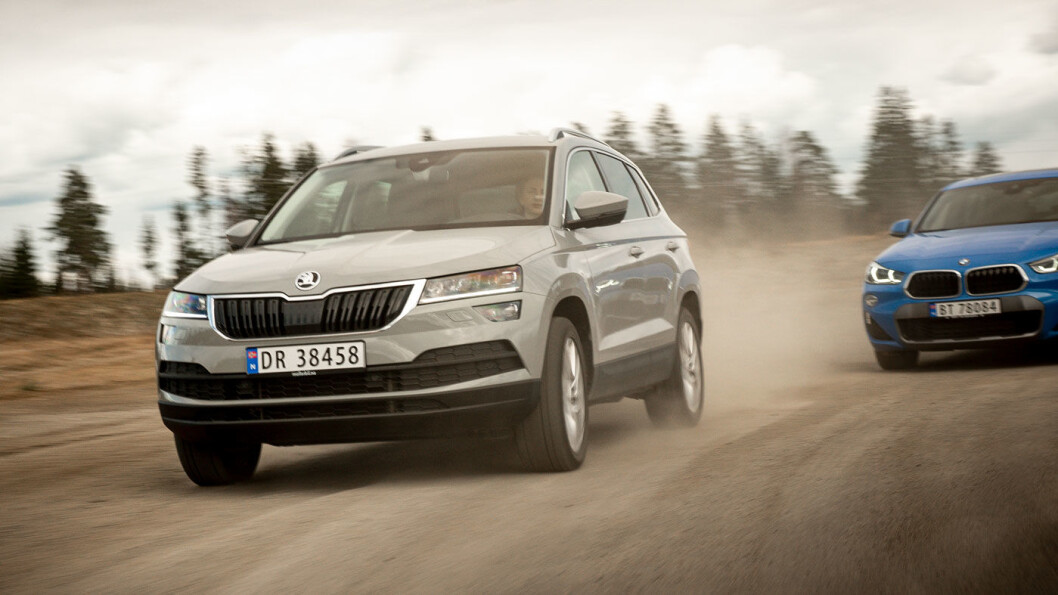 SKODA-KODEN: Som alltid med Skoda – skreller vi av emblemer og nullstiller oppfatninger rundt prestisje og image, så sitter vi igjen med knakende gode biler. I dette tilfellet: Karoq. SKODA-KODEN: Som alltid med Skoda – skreller vi av emblemer og nullstiller oppfatninger rundt prestisje og image, så sitter vi igjen med knakende gode biler. I dette tilfellet: Karoq.