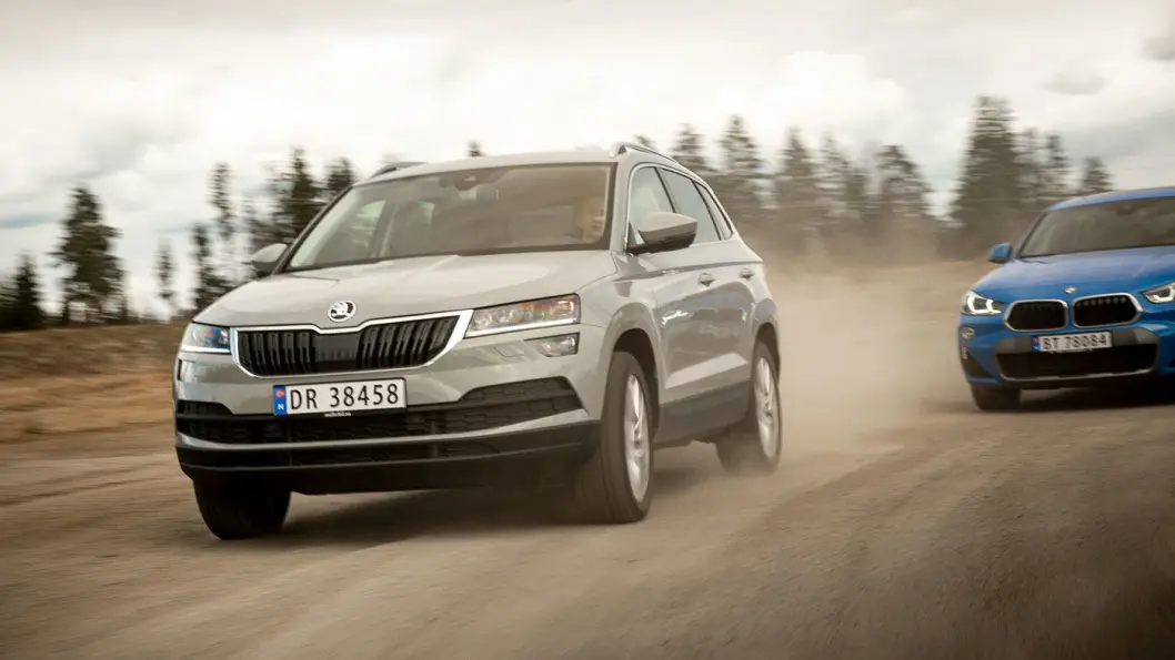 SKODA-KODEN: Som alltid med Skoda – skreller vi av emblemer og nullstiller oppfatninger rundt prestisje og image, så sitter vi igjen med knakende gode biler. I dette tilfellet: Karoq. SKODA-KODEN: Som alltid med Skoda – skreller vi av emblemer og nullstiller oppfatninger rundt prestisje og image, så sitter vi igjen med knakende gode biler. I dette tilfellet: Karoq.