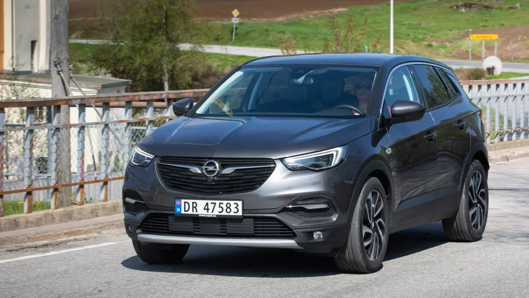 EGEN STIL: Opel Grandland X har utseendet med seg. De tyske ingeniørene har klart å skape en merkeidentitet, selv om karosseriet er en Peugeot 3008. Motoren ser du ikke, den er også fransk – og noe av det beste med bilen Motor har testet.