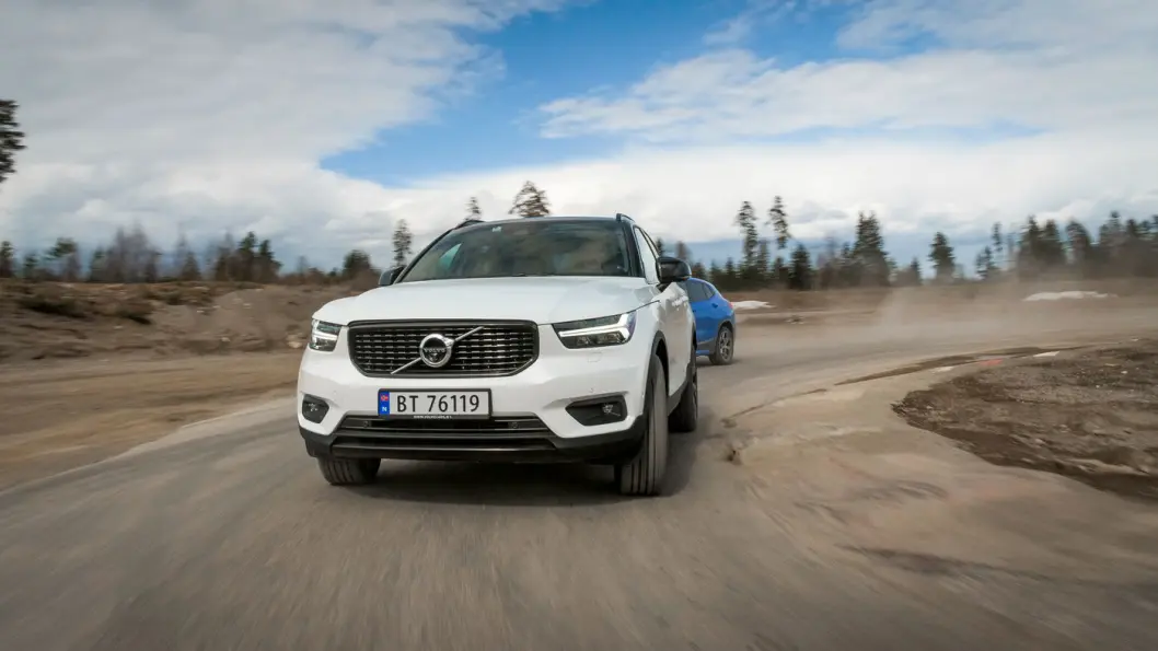 SKUFFER OG BEGEISTRER: Volvo XC40 er kåret til årets bil i Europa og har veldig mye av det beste som kjennetegner siste generasjon Volvo. Men vent til plug-in-utgaven kommer i høst. Foto: Jon Terje Hellgren Hansen SKUFFER OG BEGEISTRER: Volvo XC40 er kåret til årets bil i Europa og har veldig mye av det beste som kjennetegner siste generasjon Volvo. Men vent til plug-in-utgaven kommer i høst. Foto: Jon Terje Hellgren Hansen