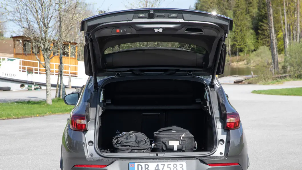 ENKELT: Bagasjevolumet er brukbare 514 liter, men vi savner større fleksibilitet både i bagasjerommet og baksetet. ENKELT: Bagasjevolumet er brukbare 514 liter, men vi savner større fleksibilitet både i bagasjerommet og baksetet.