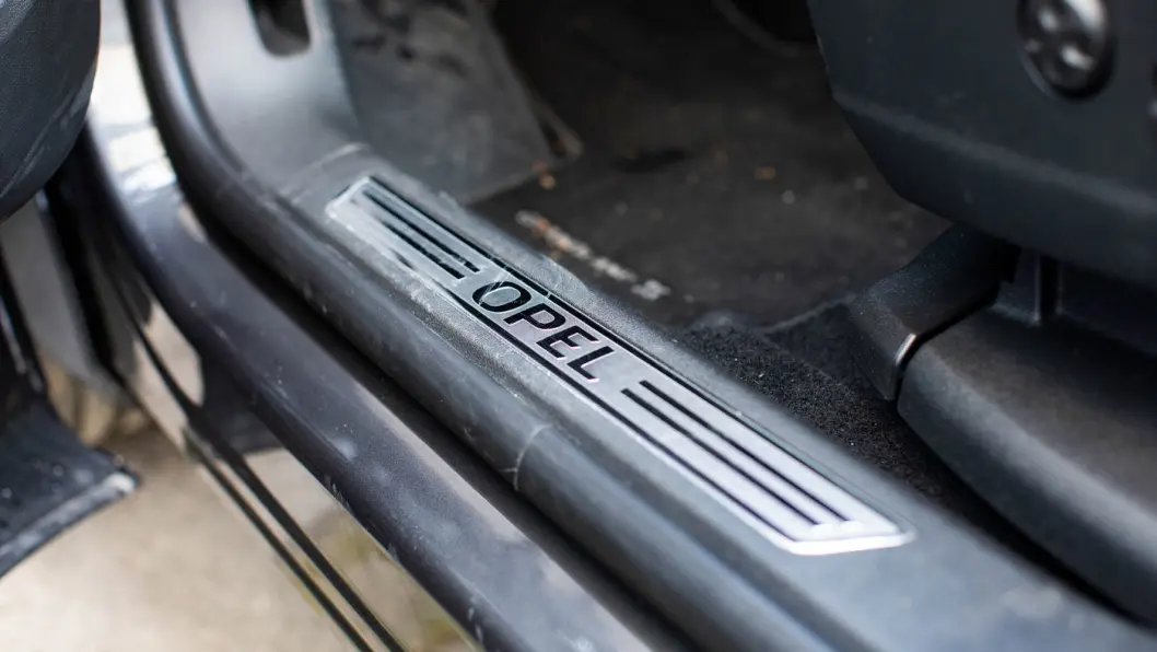 IKKE BRA: Plastikken nederst på dørene ser tøft ut og har en viss beskyttende effekt, men det er fort gjort å tråkke ned i den fra innsiden når du skal ut av bilen. IKKE BRA: Plastikken nederst på dørene ser tøft ut og har en viss beskyttende effekt, men det er fort gjort å tråkke ned i den fra innsiden når du skal ut av bilen.