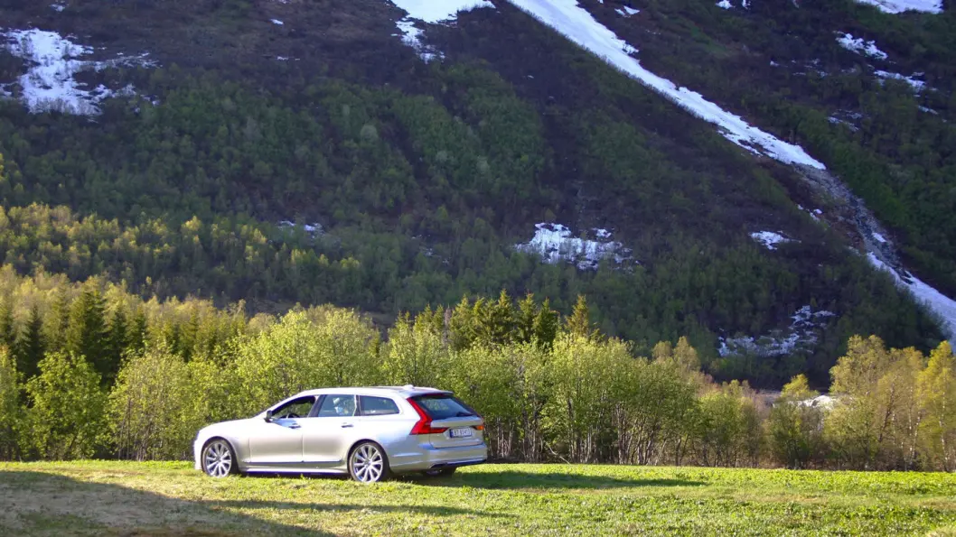 LEKKER: V90 vekker fortsatt oppmerksomhet i trafikken, selv om den er inne i sitt tredje modellår. LEKKER: V90 vekker fortsatt oppmerksomhet i trafikken, selv om den er inne i sitt tredje modellår.