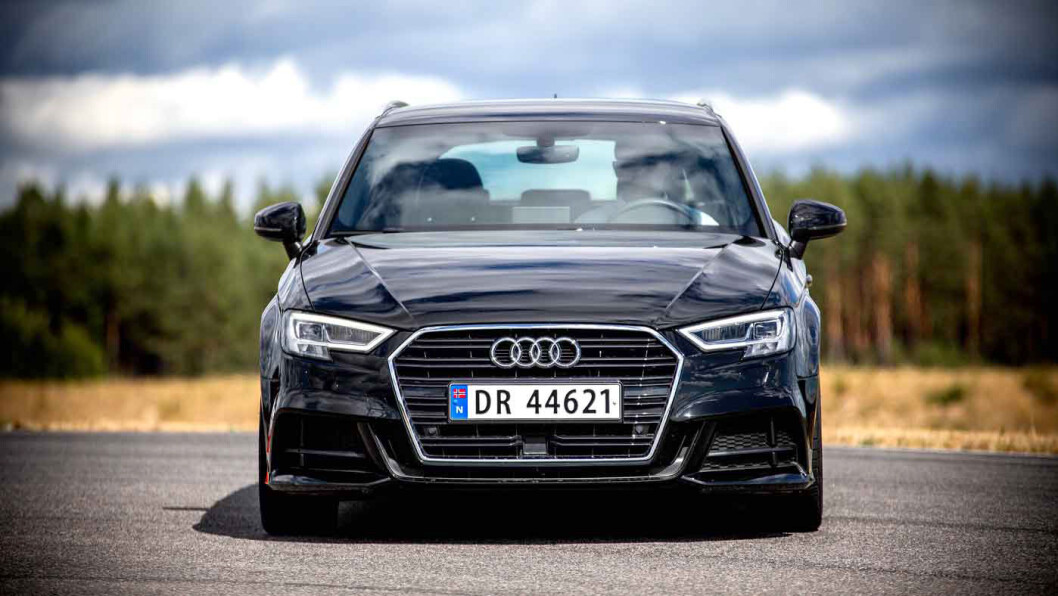 FORTSATT BRILJANT: Audi A3 trives når det går litt hurtig i svingene, og er fortsatt en ener i klassen på kjøreegenskaper. Her i sving på NAFs testbane på Våler. Foto: Tomm W. Christiansen FORTSATT BRILJANT: Audi A3 trives når det går litt hurtig i svingene, og er fortsatt en ener i klassen på kjøreegenskaper. Her i sving på NAFs testbane på Våler. Foto: Tomm W. Christiansen