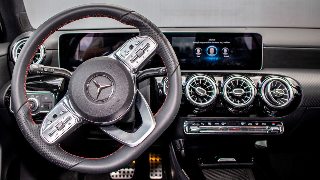 DYR DESIGN: Mercedes A-klasse ser lekker ut, med en gedigen skjerm midt på dashbordet. Men den koster mye mer enn de fleste konkurrentene. Foto: Tomm W. Christiansen DYR DESIGN: Mercedes A-klasse ser lekker ut, med en gedigen skjerm midt på dashbordet. Men den koster mye mer enn de fleste konkurrentene. Foto: Tomm W. Christiansen