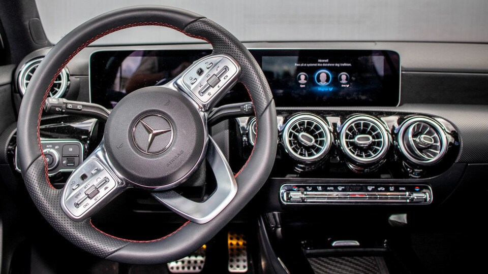 DYR DESIGN: Mercedes A-klasse ser lekker ut, med en gedigen skjerm midt på dashbordet. Men den koster mye mer enn de fleste konkurrentene. Foto: Tomm W. Christiansen