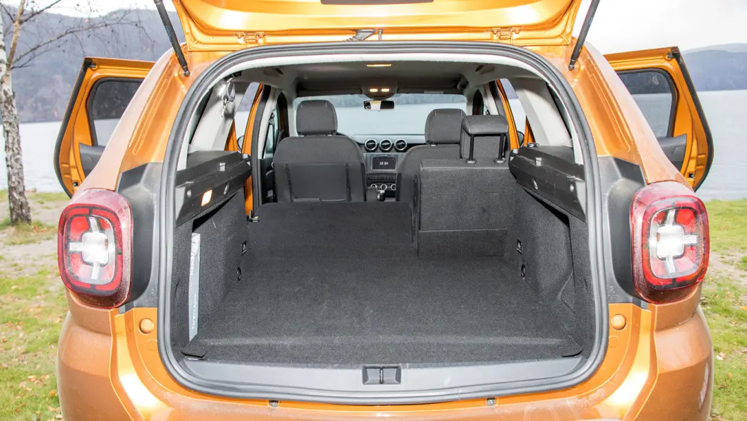 PRAKTISK: Duster har det største og mest lastevennlige bagasjerommet i en test vi har gjort blant tre rimelige SUV'er. PRAKTISK: Duster har det største og mest lastevennlige bagasjerommet i en test vi har gjort blant tre rimelige SUV'er.