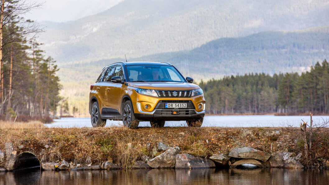 KOMPAKT: Suzuki Vitara er mye SUV på små flater. Kortest i testen av små firehjulstrekkere med sine 417 centimeter, men med god plassutnyttelse. Foto: Tomm W. Christiansen KOMPAKT: Suzuki Vitara er mye SUV på små flater. Kortest i testen av små firehjulstrekkere med sine 417 centimeter, men med god plassutnyttelse. Foto: Tomm W. Christiansen