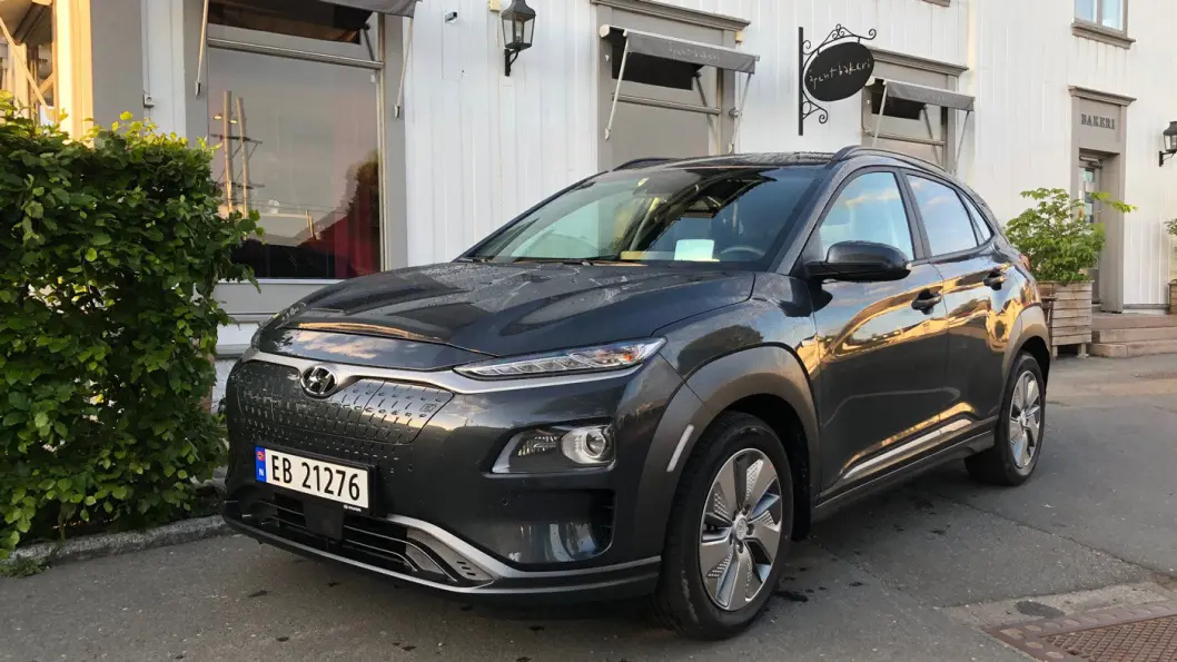 INNFRIR: Hyundai Kona leverer rekkevidde på solid nivå, og tett opptil tallene fra fabrikken. Det gjør bilen til rekkeviddekongen blant de små elbilene. Foto: Øivind A. Monn-Iversen INNFRIR: Hyundai Kona leverer rekkevidde på solid nivå, og tett opptil tallene fra fabrikken. Det gjør bilen til rekkeviddekongen blant de små elbilene. Foto: Øivind A. Monn-Iversen