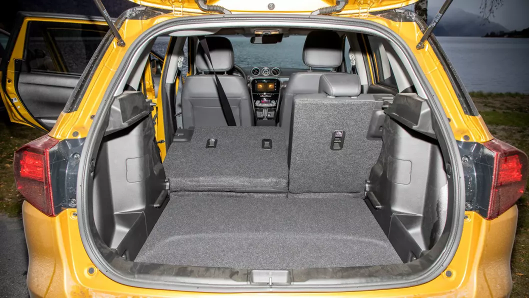 LETTLASTET: Det kasseformede karosseriet gjør det enkelt å utnytte bagasjerommet maksimalt. 375 liger er bra i en så kompakt bil.