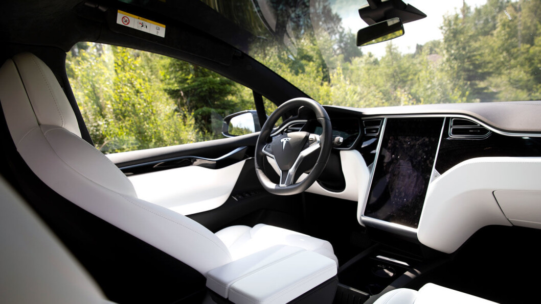 LINJELEKKERT: Instrumentpanelet i Model X har rene og elegante linjer. Materialkvaliteten er også helt grei. LINJELEKKERT: Instrumentpanelet i Model X har rene og elegante linjer. Materialkvaliteten er også helt grei.