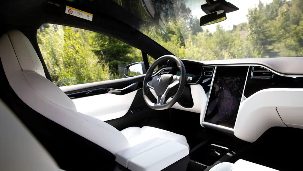 LINJELEKKERT: Instrumentpanelet i Model X har rene og elegante linjer. Materialkvaliteten er også helt grei. LINJELEKKERT: Instrumentpanelet i Model X har rene og elegante linjer. Materialkvaliteten er også helt grei.
