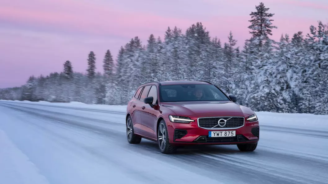 ISPRINSESSEN: Volvo V60 i all sin prakt på svenske vinterveier. Motor mener dette er den lekreste bilen i klassen, og gir den 10 poeng for design.