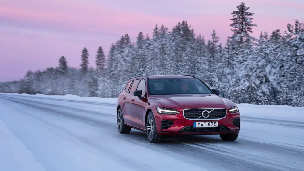 ISPRINSESSEN: Volvo V60 i all sin prakt på svenske vinterveier. Motor mener dette er den lekreste bilen i klassen, og gir den 10 poeng for design. ISPRINSESSEN: Volvo V60 i all sin prakt på svenske vinterveier. Motor mener dette er den lekreste bilen i klassen, og gir den 10 poeng for design.