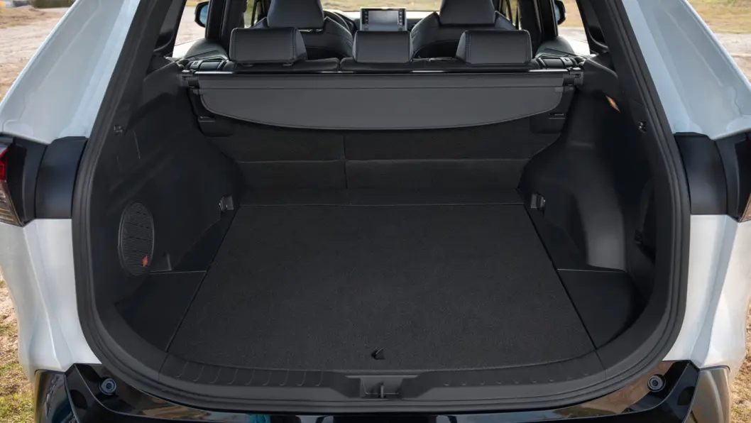 PLASSLEDENDE: Med 580 liters bagasjerom plasserer RAV4 seg helt i teten som praktisk familiefrakter. PLASSLEDENDE: Med 580 liters bagasjerom plasserer RAV4 seg helt i teten som praktisk familiefrakter.
