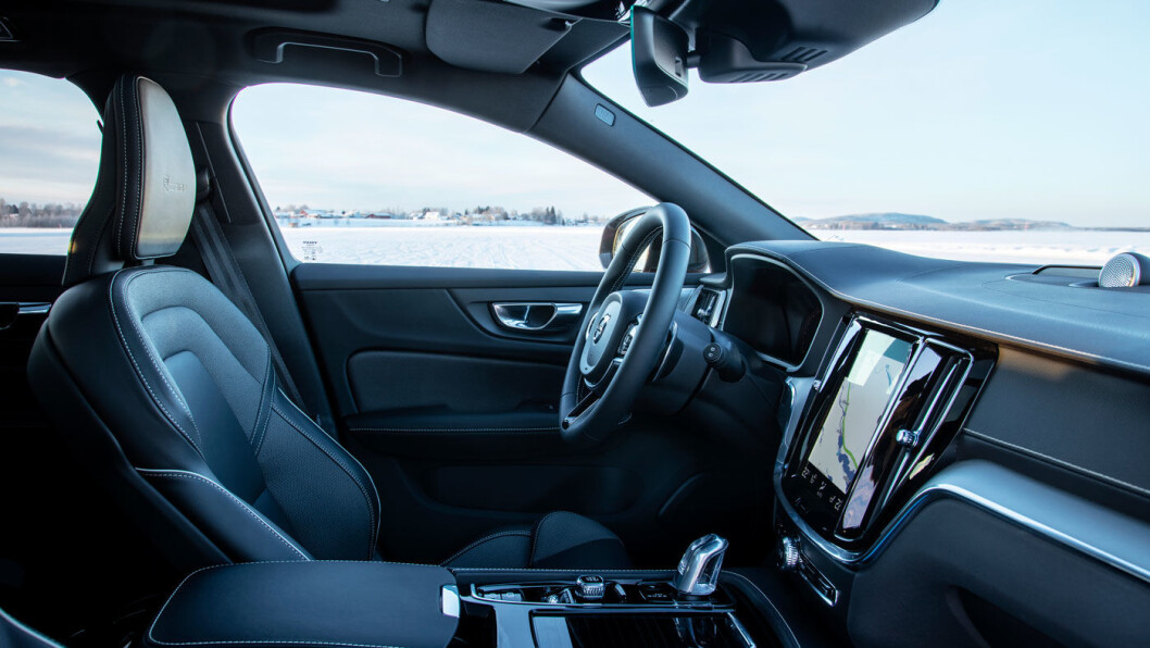 RENE LINJER: Interiøret kjennes igjen fra de alle de øvrige modellene som startet med SUV’en XC90 i 2014. Elegant, men den store berøringsskjermen er ikke optimal. RENE LINJER: Interiøret kjennes igjen fra de alle de øvrige modellene som startet med SUV’en XC90 i 2014. Elegant, men den store berøringsskjermen er ikke optimal.