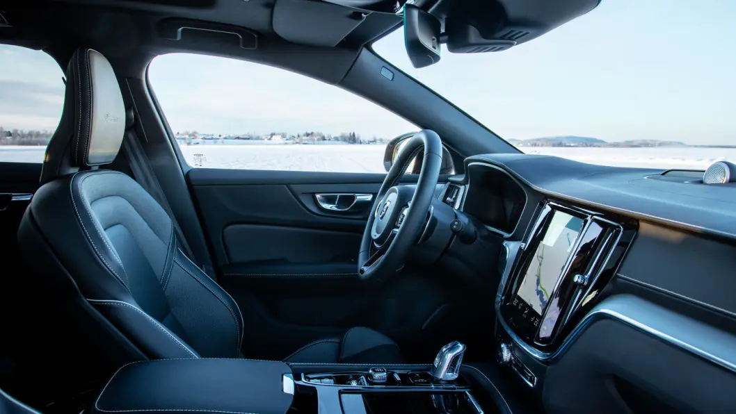 RENE LINJER: Interiøret kjennes igjen fra de alle de øvrige modellene som startet med SUV’en XC90 i 2014. Elegant, men den store berøringsskjermen er ikke optimal. RENE LINJER: Interiøret kjennes igjen fra de alle de øvrige modellene som startet med SUV’en XC90 i 2014. Elegant, men den store berøringsskjermen er ikke optimal.