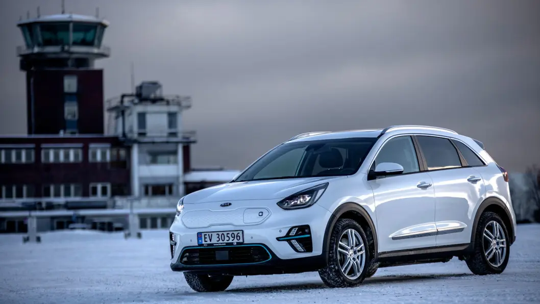 KLASSELEDER: Kia e-Niro hevder seg godt i de viktige disiplinene rekkevidde og plass – og tar dermed førsteplassen blant de folkelige elbilene. KLASSELEDER: Kia e-Niro hevder seg godt i de viktige disiplinene rekkevidde og plass – og tar dermed førsteplassen blant de folkelige elbilene.