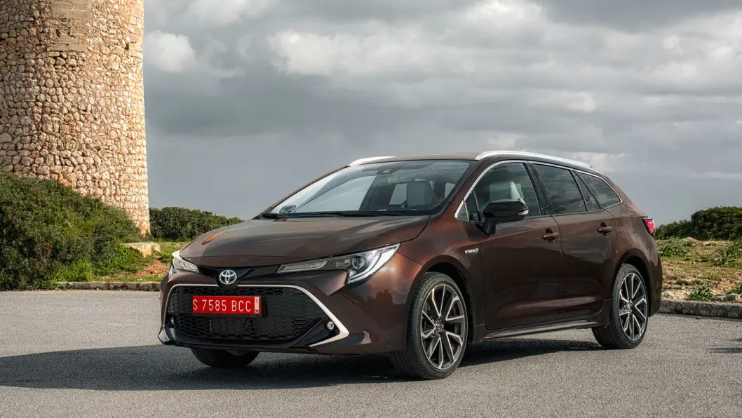 ELEGANT: Toyota Corolla «Touring Sports» i mørk brun farge er kanskje den lekreste versjonen av nykommeren. ELEGANT: Toyota Corolla «Touring Sports» i mørk brun farge er kanskje den lekreste versjonen av nykommeren.