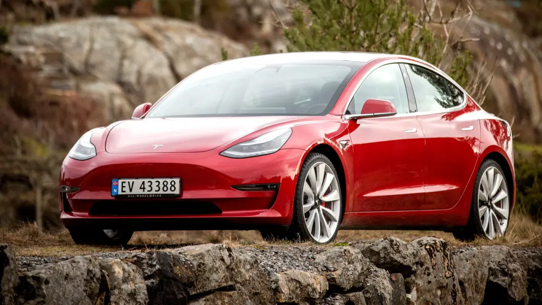 KJENTE LINJER: Tesla Model 3 er en kompakt blanding av de større søsknene Model S og Model X. Men fronten er enda mer ribbet for pynteelementer. KJENTE LINJER: Tesla Model 3 er en kompakt blanding av de større søsknene Model S og Model X. Men fronten er enda mer ribbet for pynteelementer.