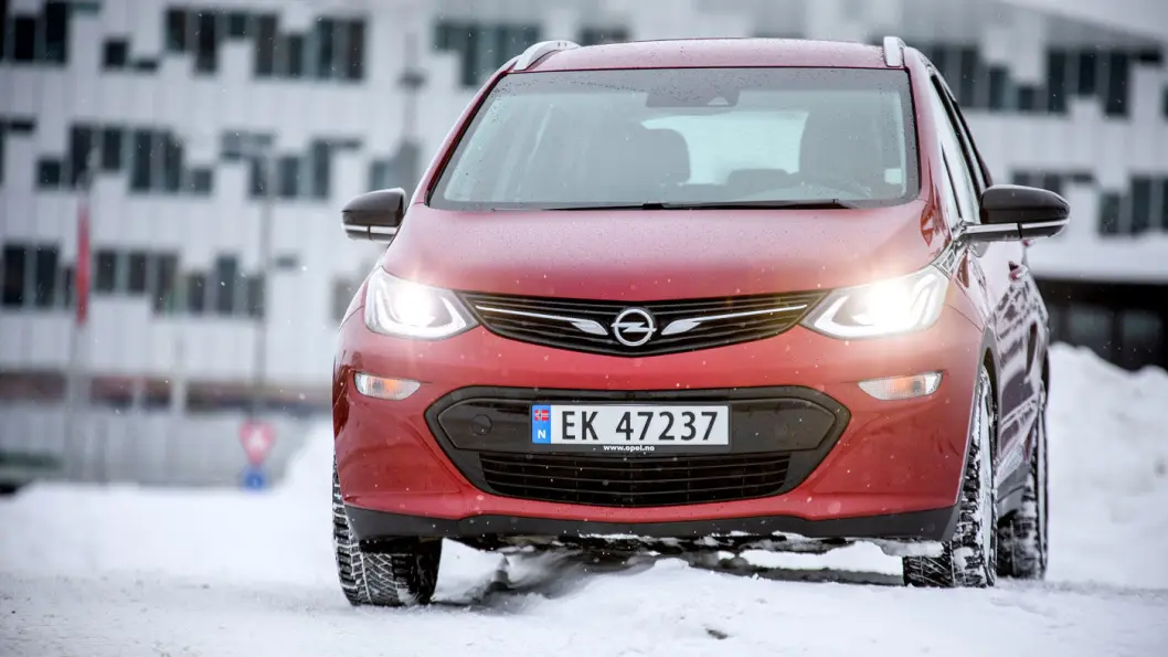 NYSKAPENDE: Opel Ampera-e ble lansert som en praktisk rekkeviddepionér – og har fortsatt mange kvaliteter. Men prisen har gått som en jo-jo. Foto: Tomm W. Christiansen NYSKAPENDE: Opel Ampera-e ble lansert som en praktisk rekkeviddepionér – og har fortsatt mange kvaliteter. Men prisen har gått som en jo-jo. Foto: Tomm W. Christiansen