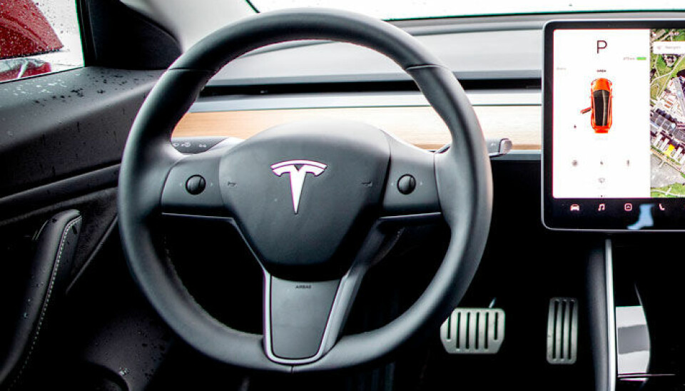 DUSINET FULLT: 12 Tesla-eiere har meldt inn at bilen plutselig ble umulig å styre.