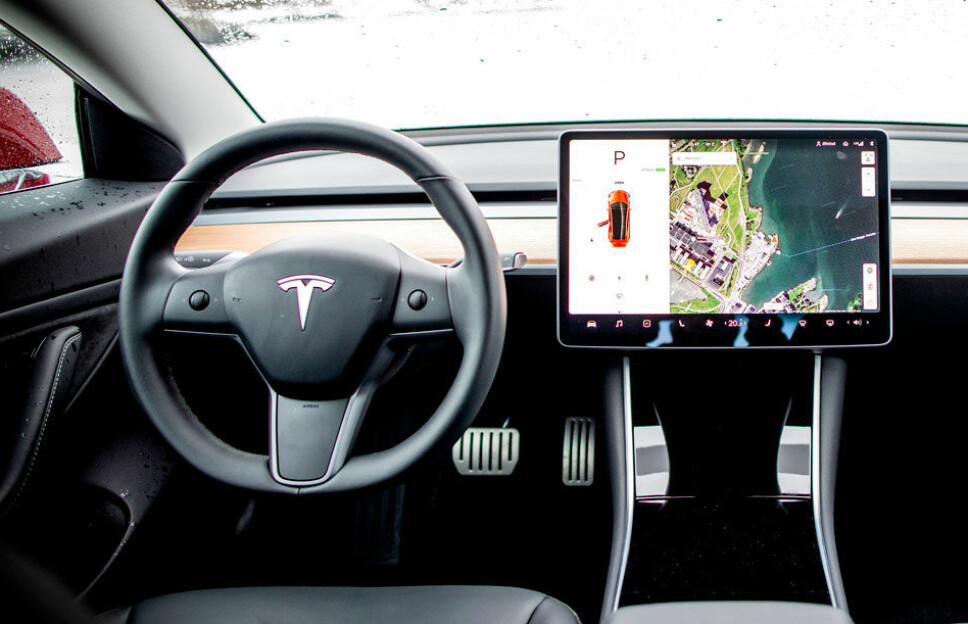 NESTEN IKKE KNAPPER: Bildet viser førermiljøet i en Tesla Model 3, en av bilene som i størst grad har funksjoner lagt til touchskjerm.