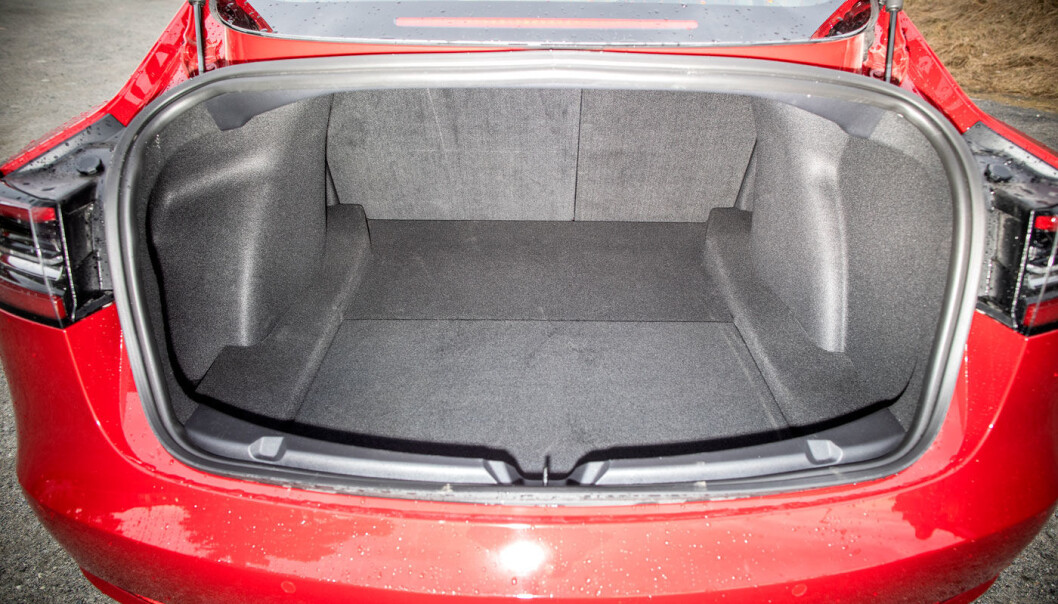 <span class=" font-weight-bold" data-lab-font_weight_desktop="font-weight-bold">LITE EKSTRA:</span> Tesla leveres i utgangspunktet verken med reservehjul eller reparasjonssett, men det siste kan bestilles på nett. Her er bagasjerommet i bestselgeren Model 3. <span class=" font-weight-bold" data-lab-font_weight_desktop="font-weight-bold">LITE EKSTRA:</span> Tesla leveres i utgangspunktet verken med reservehjul eller reparasjonssett, men det siste kan bestilles på nett. Her er bagasjerommet i bestselgeren Model 3.