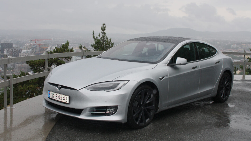 STERKE FØLELSER: Tesla har langt på vei samlet bilverden til en felles satsing på utslippsfrie biler. Men vi kan vel også si at den har delt elbilnasjonen Norge. Det har vært mye lidenskap - og litt hat. Foto: Øivind A. Monn-Iversen STERKE FØLELSER: Tesla har langt på vei samlet bilverden til en felles satsing på utslippsfrie biler. Men vi kan vel også si at den har delt elbilnasjonen Norge. Det har vært mye lidenskap - og litt hat. Foto: Øivind A. Monn-Iversen