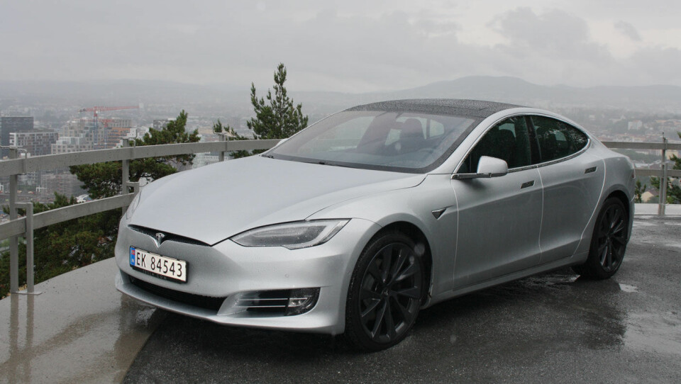 STERKE FØLELSER: Tesla har langt på vei samlet bilverden til en felles satsing på utslippsfrie biler. Men vi kan vel også si at den har delt elbilnasjonen Norge. Det har vært mye lidenskap - og litt hat. Foto: Øivind A. Monn-Iversen