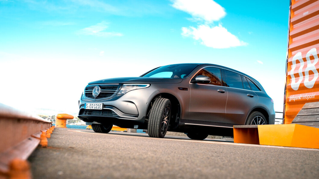 NYKOMMER: Slik ser den altså ut på norske veier, den nye elbilen til Mercedes, kalt EQC. Utseendet er umiskjennelig Mercedes, og selve karosseriformen er lik SUV-en GLC. NYKOMMER: Slik ser den altså ut på norske veier, den nye elbilen til Mercedes, kalt EQC. Utseendet er umiskjennelig Mercedes, og selve karosseriformen er lik SUV-en GLC.