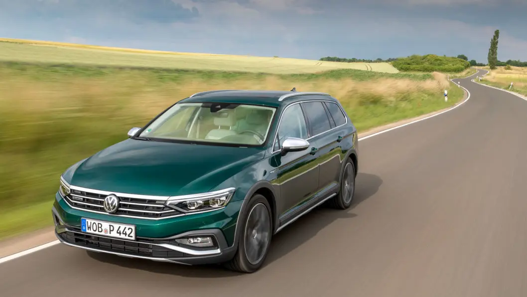 OPPFRISKET: Det er ikke så enkelt å skille kommende 2020-modell av Passat fra 2019-modellen, men det har kommet en diger mørk leppe under støtfangeren. Modellen på bildet er for øvrig en Alltrack, som i grønt kler både bildene og overskriften til denne testen. Foto: Volkswagen AG OPPFRISKET: Det er ikke så enkelt å skille kommende 2020-modell av Passat fra 2019-modellen, men det har kommet en diger mørk leppe under støtfangeren. Modellen på bildet er for øvrig en Alltrack, som i grønt kler både bildene og overskriften til denne testen. Foto: Volkswagen AG