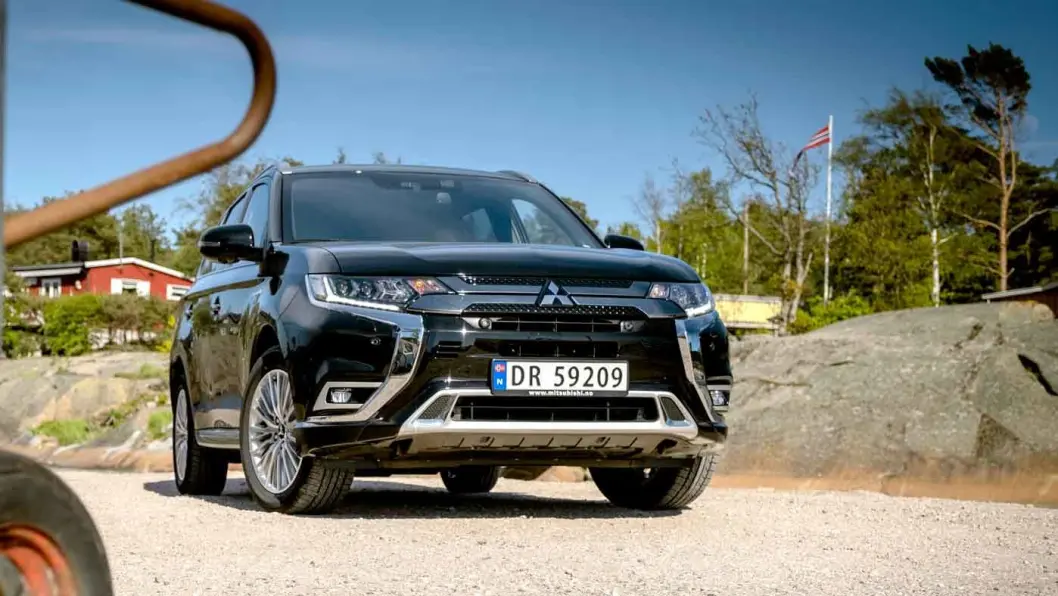 TRANSPORTMIDDEL: Det handler mer om transport enn om kjøreglede i Mitsubishi Outlander. TRANSPORTMIDDEL: Det handler mer om transport enn om kjøreglede i Mitsubishi Outlander.