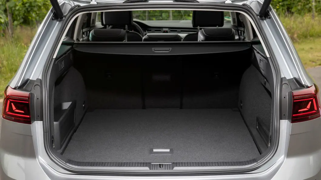 MINDRE BAGASJEROM: Passat GTE har 483 liter bagasjerom, en helfossil Passat har 650 liter. Forskjellen ligger i rommet under bagasjeromsgulvet, der batteriet tar opp plass i en GTE. MINDRE BAGASJEROM: Passat GTE har 483 liter bagasjerom, en helfossil Passat har 650 liter. Forskjellen ligger i rommet under bagasjeromsgulvet, der batteriet tar opp plass i en GTE.
