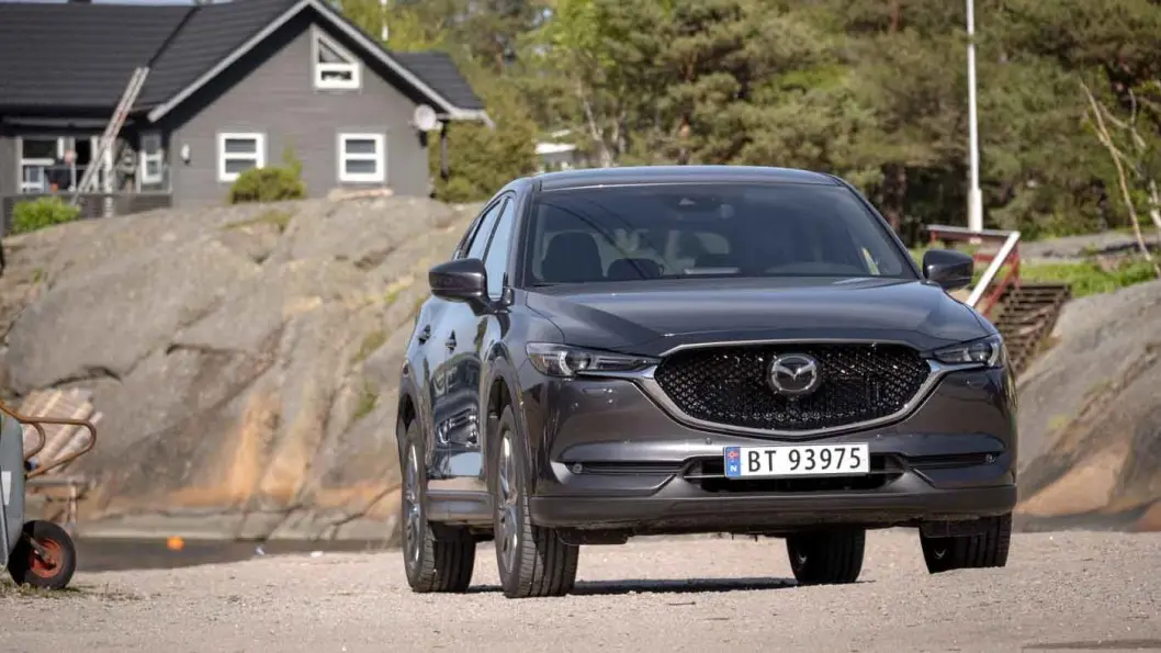 OPPGRADERT: Mazda CX-5 har fått nytt design på det gamle karosseriet og mer utstyr, men kanskje viktigst – bedre støydemping. Foto: Jon Terje Hellgren Hansen OPPGRADERT: Mazda CX-5 har fått nytt design på det gamle karosseriet og mer utstyr, men kanskje viktigst – bedre støydemping. Foto: Jon Terje Hellgren Hansen