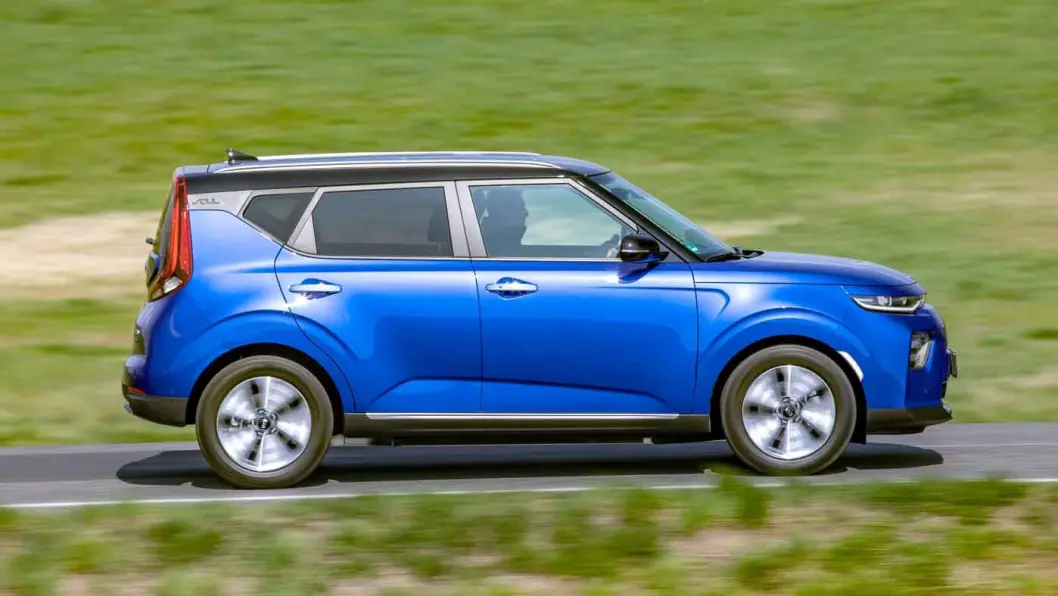 BOKSEN GÅR: Nye Kia e-Soul er i mangt og mye lik modellen den erstatter, Soul Electric. De største forandringene har skjedd under skallet – på rekkevidde- og sikkerhetsfronten. BOKSEN GÅR: Nye Kia e-Soul er i mangt og mye lik modellen den erstatter, Soul Electric. De største forandringene har skjedd under skallet – på rekkevidde- og sikkerhetsfronten.