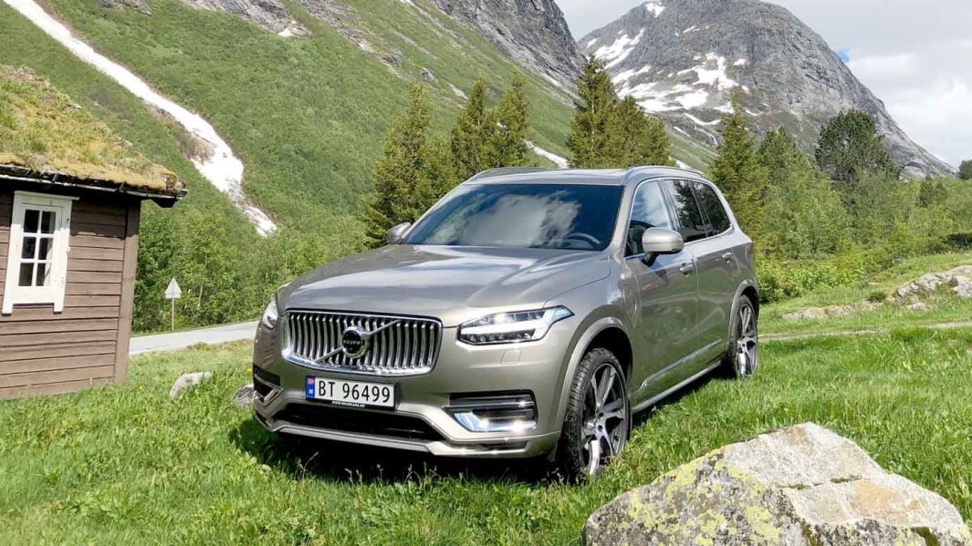 KLASSEREISEN: Volvo XC90 er på vei inn i andre halvdel av livsløpet, og endringene i forbindelse med den obligatoriske faceliften er svært små. KLASSEREISEN: Volvo XC90 er på vei inn i andre halvdel av livsløpet, og endringene i forbindelse med den obligatoriske faceliften er svært små.