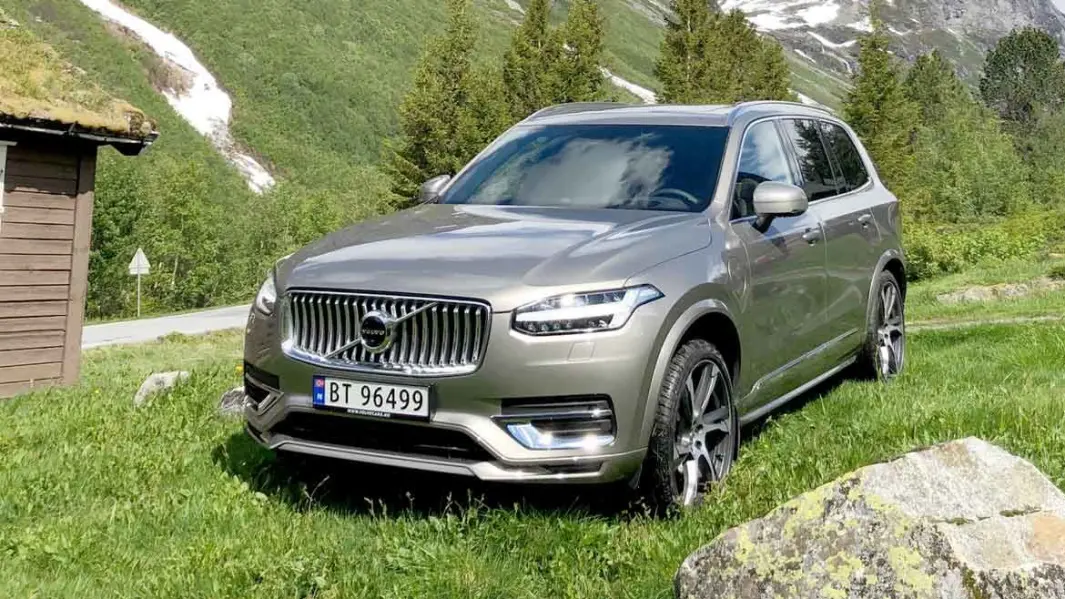 KLASSEREISEN: Volvo XC90 er på vei inn i andre halvdel av livsløpet, og endringene i forbindelse med den obligatoriske faceliften er svært små. KLASSEREISEN: Volvo XC90 er på vei inn i andre halvdel av livsløpet, og endringene i forbindelse med den obligatoriske faceliften er svært små.