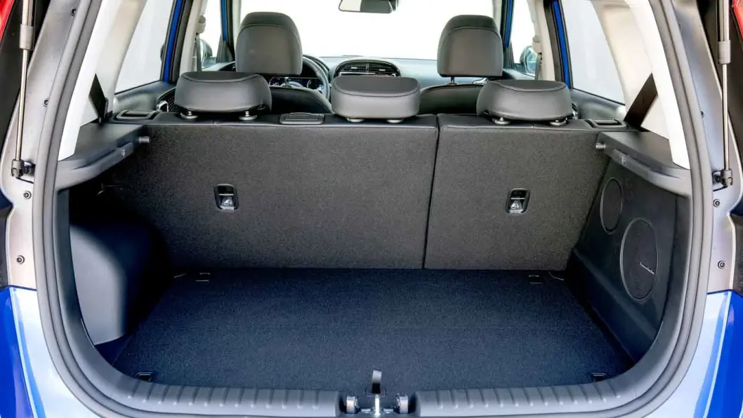 LITE BAGASJEROM: Volumet har økt med 34 liter, til 315, men er fortsatt lite. Og skal du ha bagasjegulvet på laveste nivå, blir lasteterskelen ganske høy, i tillegg til at gummimatten ikke lenger passer. LITE BAGASJEROM: Volumet har økt med 34 liter, til 315, men er fortsatt lite. Og skal du ha bagasjegulvet på laveste nivå, blir lasteterskelen ganske høy, i tillegg til at gummimatten ikke lenger passer.