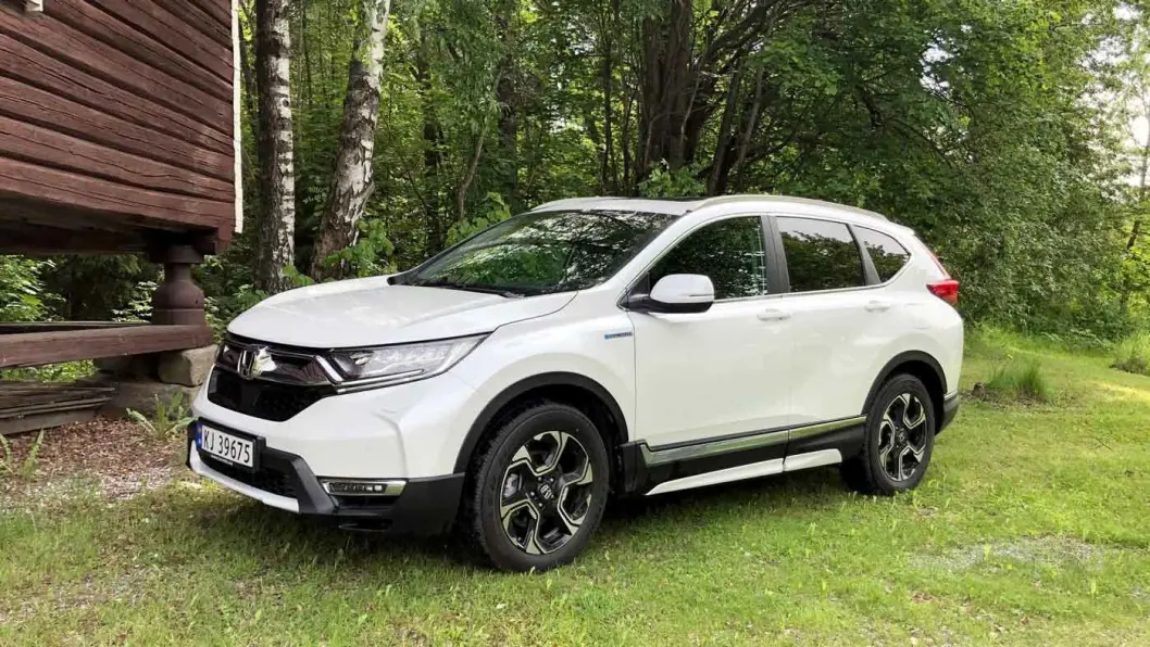 SJELDENT SYN: Honda CR-V har størrelse og egenskaper som passer det norske markedet. Nå har den også kommet som hybrid. Men prisen blir litt for drøy. Foto: Øivind A. Monn-Iversen SJELDENT SYN: Honda CR-V har størrelse og egenskaper som passer det norske markedet. Nå har den også kommet som hybrid. Men prisen blir litt for drøy. Foto: Øivind A. Monn-Iversen