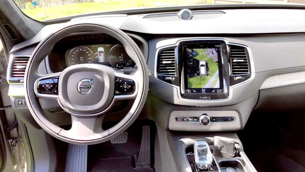 <span class="font-weight-bold" data-lab-font_weight_desktop="font-weight-bold">LAGERVARE: </span>Dette instrumentpanelet er nesten identisk, uansett hvilken Volvo du velger. I tillegg til å se litt gammeldags ut, mister det litt eksklusivitet når bilen koster over en million. <span class="font-weight-bold" data-lab-font_weight_desktop="font-weight-bold">LAGERVARE: </span>Dette instrumentpanelet er nesten identisk, uansett hvilken Volvo du velger. I tillegg til å se litt gammeldags ut, mister det litt eksklusivitet når bilen koster over en million.