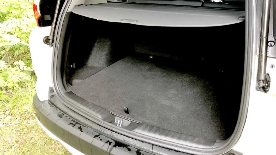 PLASS NOK: Bagasjerommet er på 497 liter i hybrid-utgaven. Plassen under gulvet går med til hybridteknologien. PLASS NOK: Bagasjerommet er på 497 liter i hybrid-utgaven. Plassen under gulvet går med til hybridteknologien.