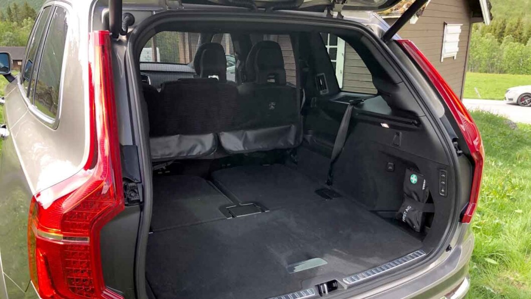 NOK AV PLASS: Det er over 600 liters bagasjerom som femseter. Setene på rad to kan også skyves ytterligere framover. XC90 er dessuten en av få sjusetere der også siste rad har ok komfort – i tillegg til at det er litt plass igjen til bagasje. NOK AV PLASS: Det er over 600 liters bagasjerom som femseter. Setene på rad to kan også skyves ytterligere framover. XC90 er dessuten en av få sjusetere der også siste rad har ok komfort – i tillegg til at det er litt plass igjen til bagasje.