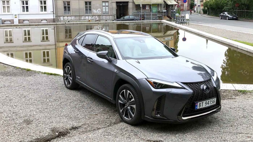 MEST URBAN: Lexus 250 ser lekker ut i alle omgivelser, men markedsføres som en bil for urbane strøk. Og bagasjeplassen kommer du ikke langt med – selv om langturskomforten er topp. Foto: Øivind A. Monn-Iversen MEST URBAN: Lexus 250 ser lekker ut i alle omgivelser, men markedsføres som en bil for urbane strøk. Og bagasjeplassen kommer du ikke langt med – selv om langturskomforten er topp. Foto: Øivind A. Monn-Iversen