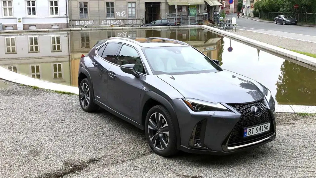 MEST URBAN: Lexus 250 ser lekker ut i alle omgivelser, men markedsføres som en bil for urbane strøk. Og bagasjeplassen kommer du ikke langt med – selv om langturskomforten er topp. Foto: Øivind A. Monn-Iversen MEST URBAN: Lexus 250 ser lekker ut i alle omgivelser, men markedsføres som en bil for urbane strøk. Og bagasjeplassen kommer du ikke langt med – selv om langturskomforten er topp. Foto: Øivind A. Monn-Iversen