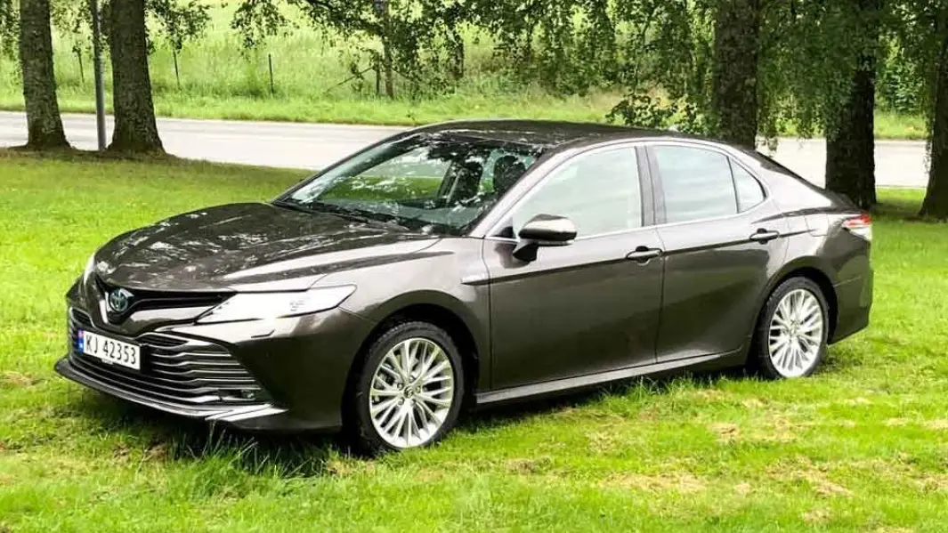 ELEGANT: Vi liker utseendet til Camry, spesielt forfra er den muskuløs og elegant. Bilen vekker litt oppmerksomhet med sin utradisjonelle form og store dimensjoner. Foto: Øivind A. Monn-Iversen ELEGANT: Vi liker utseendet til Camry, spesielt forfra er den muskuløs og elegant. Bilen vekker litt oppmerksomhet med sin utradisjonelle form og store dimensjoner. Foto: Øivind A. Monn-Iversen