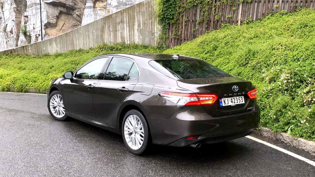 MER ANONYM: Bakfra er ikke Camry like spennende. Lyktedesignet er mer klassisk asiatisk, uten særpreg. MER ANONYM: Bakfra er ikke Camry like spennende. Lyktedesignet er mer klassisk asiatisk, uten særpreg.