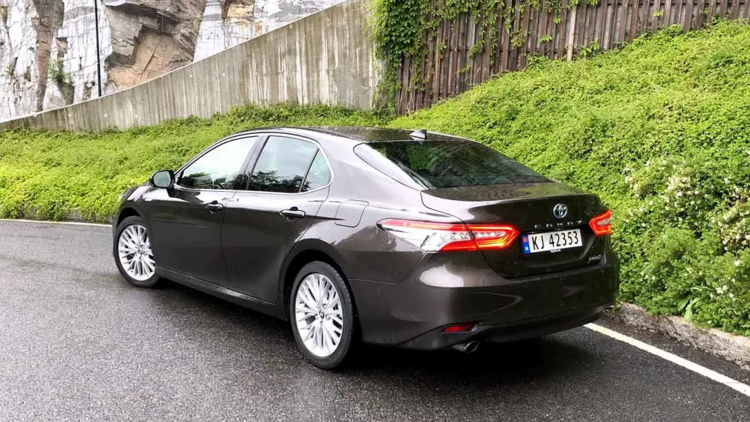 MER ANONYM: Bakfra er ikke Camry like spennende. Lyktedesignet er mer klassisk asiatisk, uten særpreg. MER ANONYM: Bakfra er ikke Camry like spennende. Lyktedesignet er mer klassisk asiatisk, uten særpreg.